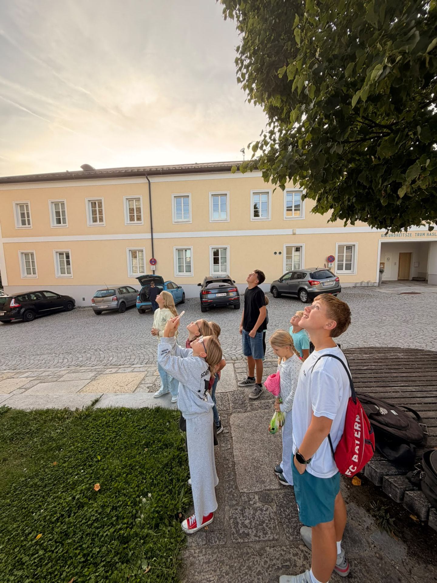 Alle Kinder schauen zum Eierwurf vom Kirchturm nach oben
